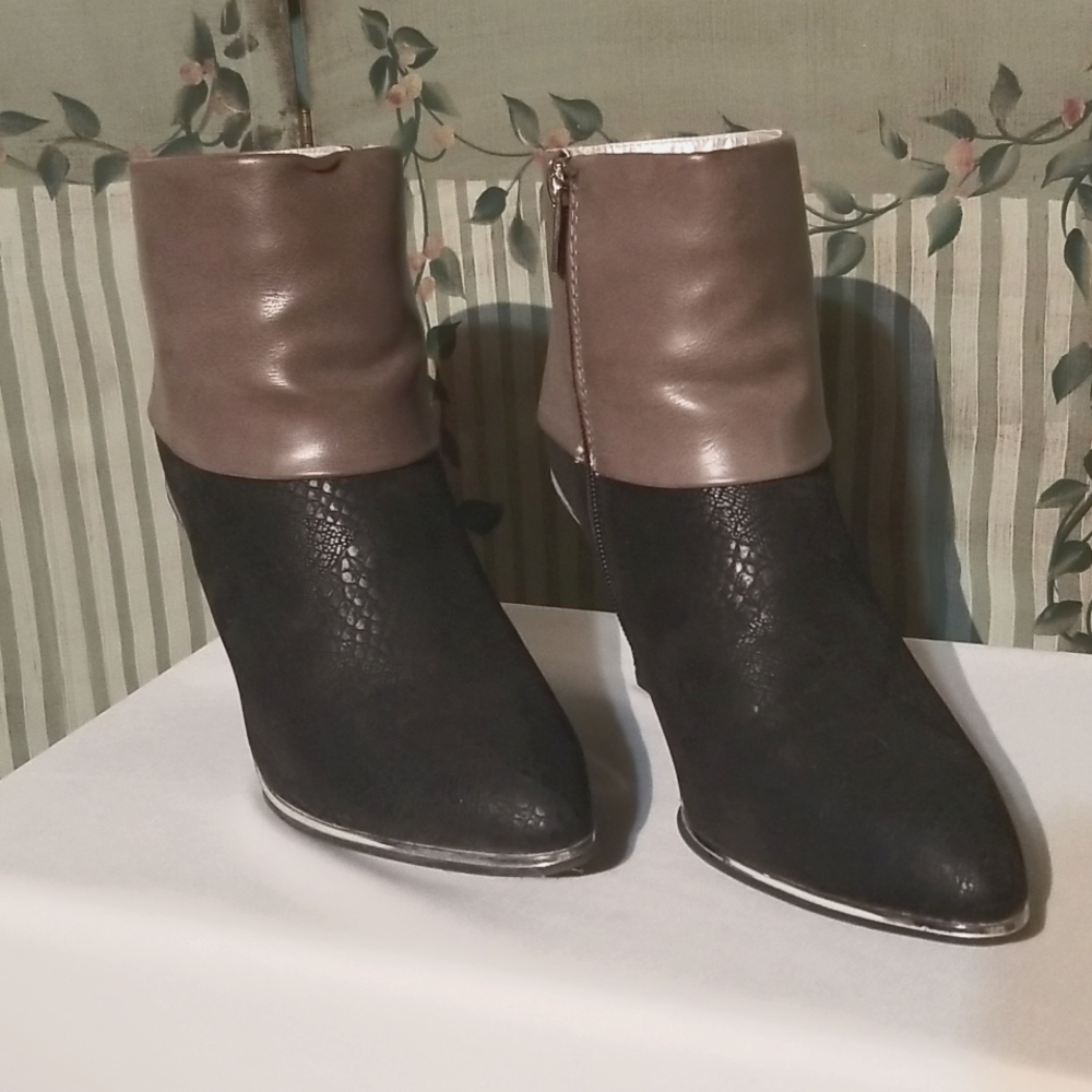 Women's EUC Two-Tone Ankle Boots size 8